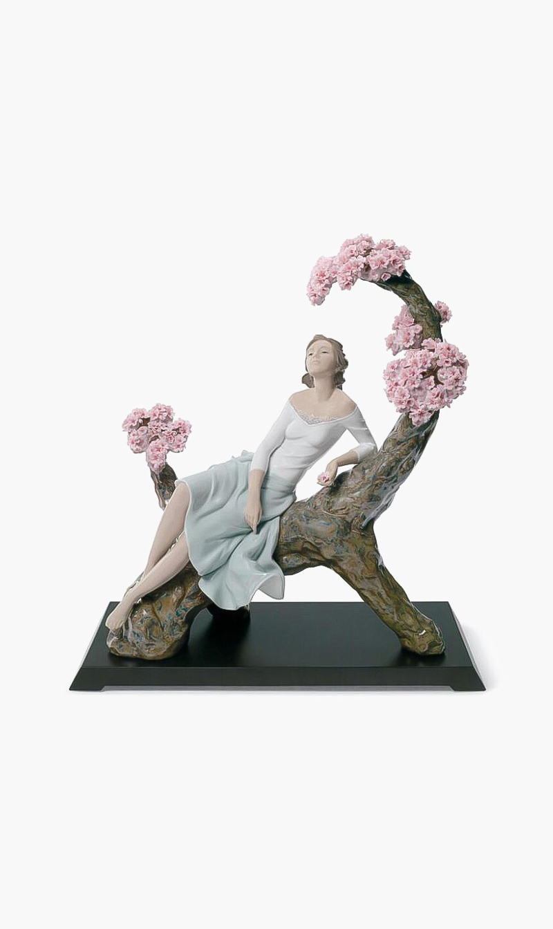 

LLADRO Sweet Scent Of Blossoms Woman Figurine