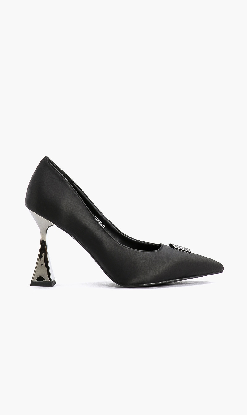 

Karl Lagerfeld Black Debut Brooch Court Heels for Women | The Deal Outlet